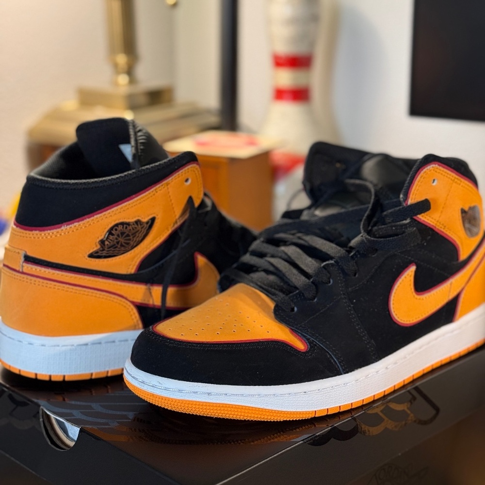 ALMOST NEW WORN ONCE - M 10.5 - AIR JORDAN 1 MID SE CREAMSICLE TAMPA BUCCANEERS